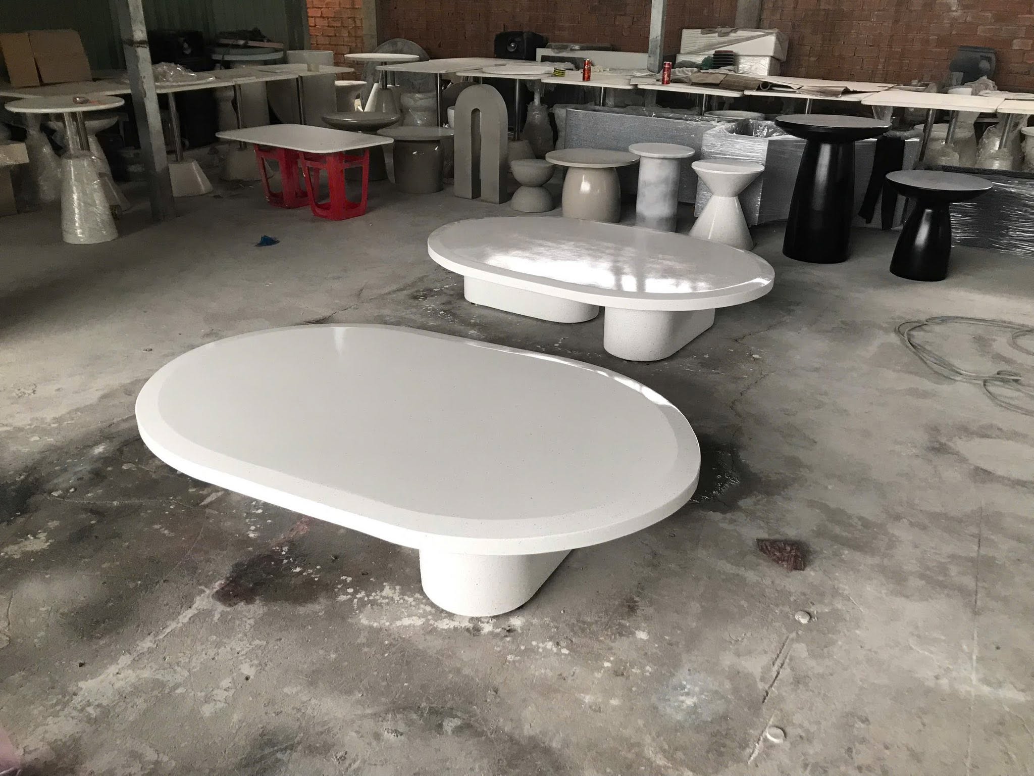 Bàn sofa đá mài bo cong Furnio tại xưởng trước khi giao